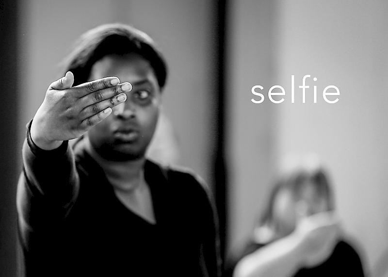 Selfie Flyer: Tänzerinnen betrachten Hände